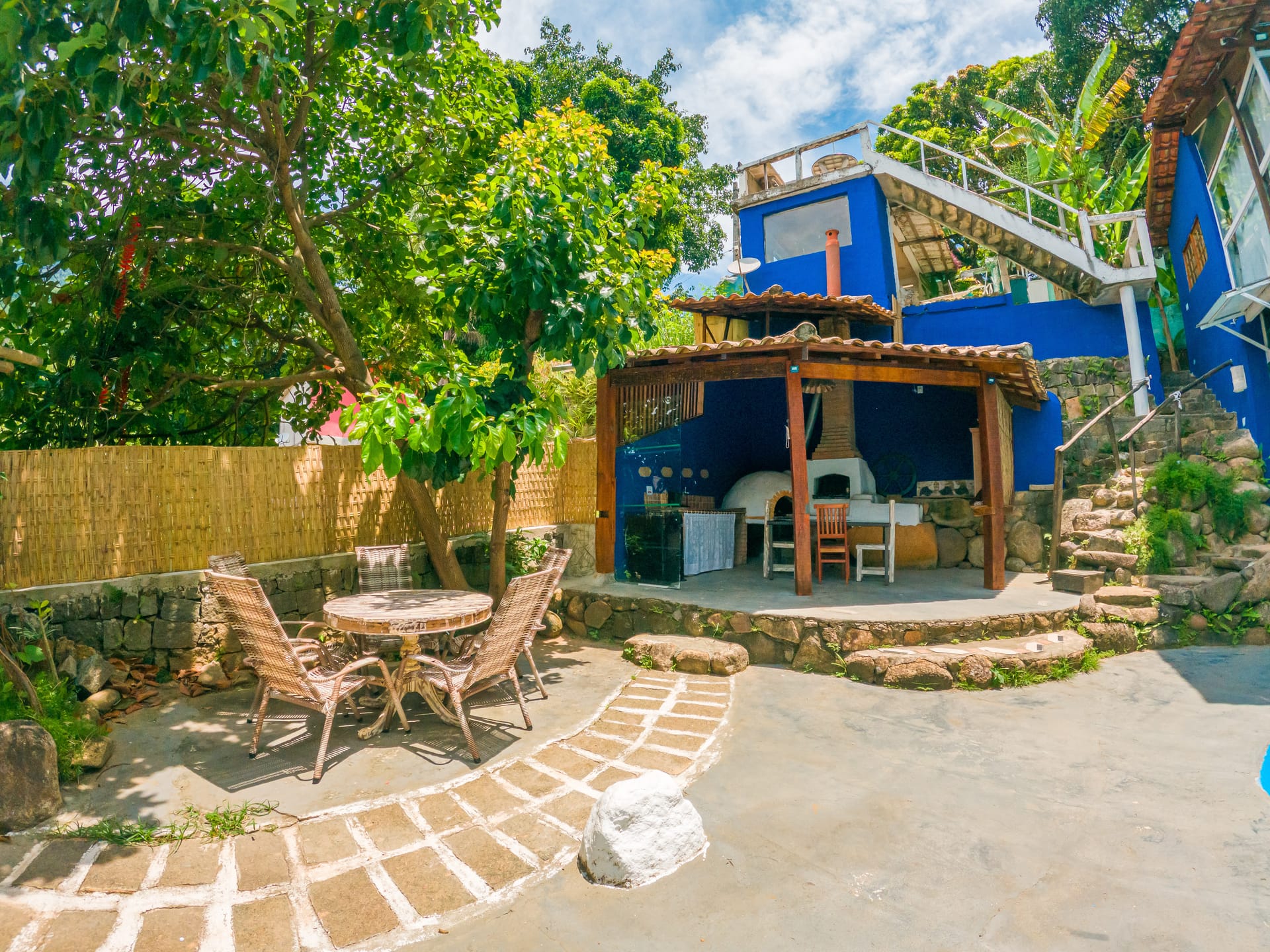 Área de churrasco e cozinha externa