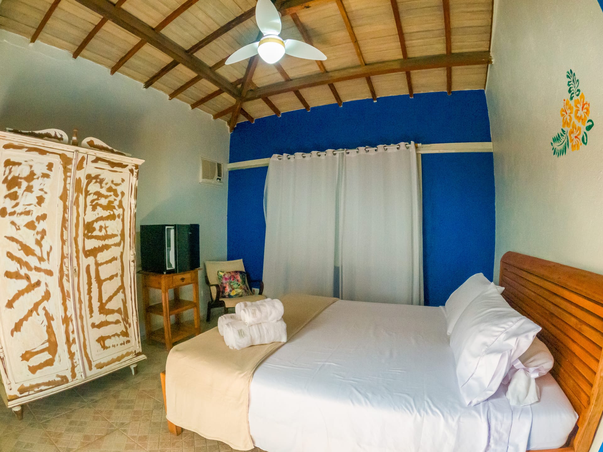 Suite Azul com charme e detalhes azuis